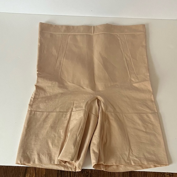 SPANX OnCore High-Waisted Mid-Thigh Short Shapewear Size XL - Picture 8 of 8